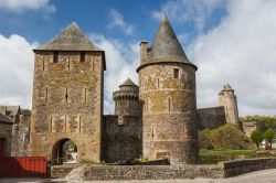 Torri del castello medievale di Fougères, Francia. Costruito inizialmente nel XII° secolo, il castello cittadino è stato protagonista di tutte le vicende che hanno interessato ...
