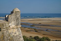 Torri di guardia a Cacela Velha, Algarve, Portogallo - Questa località dell'Algarve merita una visita sul mare e sulle isole del Parque Natural da Ria Formosa che si estende parallelo ...