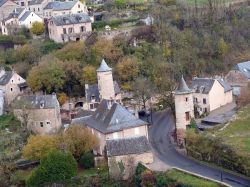 Torri medievali nel borgo di Bozolus, Midi Pirenei, Francia - © Mairie-bozouls -  CC BY-SA 4.0, Wikipedia