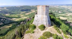 Il torrione della Rocca di Tentennano domina il borgo di Rocca d'Orcia, frazione di Castiglione d'Orcia.