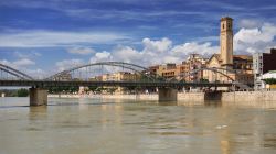 Tortosa, Catalogna: il fiume Ebro con la cittadina sullo sfondo.



