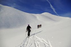 Un tour con gli sci sugli Appennini innevati, Sestola, Emilia Romagna. Alle pendici del Monte Cimone si trovano diversi punti di partenza per chi pratica escursioni con sci da fondo e sci alpino ...