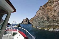 Tour in barca della penisola di Scandola vicino a Girolata in Corsica, uno dei Patrimoni UNESCO della Francia