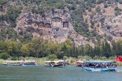 Tour in barca sul fiume a Dalyan, Turchia. Il tour fra il lago di Koycegiz e la spiaggia di Iztuzu è una delle attività turistiche più popolari di questa città - EvrenKalinbacak ...
