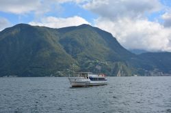Tour in battello sul lago di Lugano (Svizzera). Gli splendidi panorami "selvaggi" di questo lago glaciale si possono ammirare grazie a crociere su moderni battelli.
