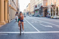 Tour in bicicletta tra le strade del centro di Bologna - © Yavuz Sariyildiz / Shutterstock.com