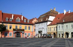 Tour nel cuore medievale di Sibiu, Romania - Diviso in città alta e città bassa, il centro storico di Sibiu ha piazze, monumenti e edifici storici che meritano di essere visitati ...