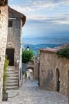 Tour nel villaggio di Lacoste in Francia, il Mount Ventoux sullo sfondo