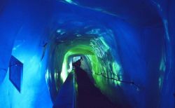 Tour nelle grotte di ghiaccio del Saas-Fee in Svizzera, Cantone Vallese.