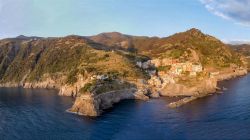 Tour panoramico tra i borghi marinari delle Cinque Terre: in volo davanti a Manarola, Liguria