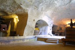 I famosi sotterranei del Castello di Brézé, scavati nella roccia in epoca medievale, vengono chiamati anche come Roche de Brézé e si possono visitare anche per cercare ...