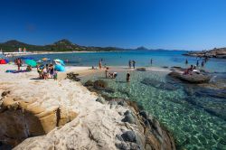 Tour tra le spiagge migliori di Costa Rei: lo Scoglio di Peppino in Sardegna - © Eva Bocek / Shutterstock.com