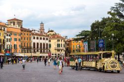 Tour con trenino turistico nel centro di Verona - Poiché sono moltissimi i turisti che si recano a Verona e provengono anche da ogni parte del mondo, chiaramente i servizi a loro dedicati ...