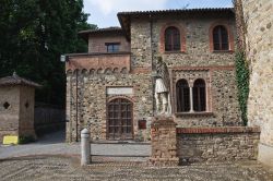 Tour nel villaggio di Grazzano Visconti, Piacenza - Il borgo offre tutto l'anno interessanti occasioni per una visita soprattutto in tarda primavera e in autunno quando si svolgono anche ...