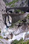 Tra Goschenen e Andermatt, in Svizzera, si trova il suggestivo Ponte del Diavolo, o Teufelsbrucke - © Stefano Ember / Shutterstock.com