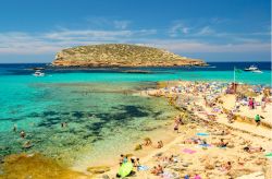 Tra le spiagge migliori di Ibiza, Cala Comte offre il mare spettacolare delle Baleari - © Martin Silva Cosentino / Shutterstock.com