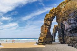Tra le spiagge più belle della Spagna: Playa de las Catedrales a Ribadeo - © Stas Moroz / Shutterstock.com
