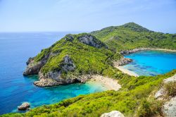 Tra le spiagge piu belle di Corfu quella di Porto Timoni attira folle di turisti