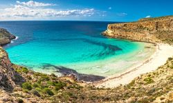 Tra le spiagge più belle di Lampedusa quella dei Conigli rappresenta uno dei lidi migliori