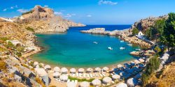 Tra le spiagge più belle di Rodi, la costa di Lindos in Grecia