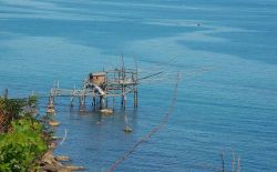 Trabucco vicino a Punta Aderci, qui si trova una delle spiagge non lontano da Vasto in Abruzzo - ©  Ra Boe - CC BY-SA 3.0 de - Wikipedia