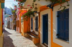 Tradizionale architettura colorata in una stradina di Chalki, isola del Dodecaneso (Grecia).



