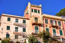 Tradizionale architettura in antico stile ligure nel villaggio di Celle Ligure, provincia di Savona.

