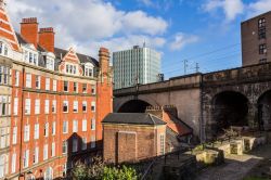 Tradizionale architettura lungo una strada di Newcastle upon Tyne, Inghilterra. Da notare i comignoli in mattoni stretti e alti  - © Photos by D / Shutterstock.com