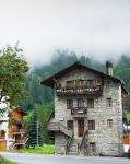 La tradizionale architettura montana di Evolene, Svizzera. Legno, pietra e fiori caratterizzano gli edifici di questo grazioso borgo situato nel cantone del Vallese.
