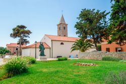 Tradizionale architettura nella piazza della città di Nin, Croazia. Situata nei pressi di Zara, questa località ha un centro storico con diametro di soli 500 metri con case in ...