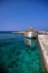 Una tradizionale barca di pesacatori in legno al porto dell'isola di Donoussa, Grecia.
