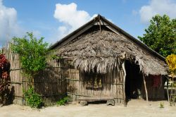Una tradizionale capanna kuna con il tetto in paglia sull'isola Tigre a San Blas, Panama. Su questo territorio dell'arcipelago panamense abita il popolo indigeno kuna.


