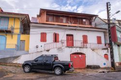 Una tradizionale casa a Cayenne, Guyana Francese. Questa graziosa cittadina è una delle più grandi della Guyana Francese: nella sua area metropolitana si concentra la maggior parte ...
