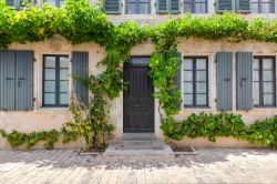 Una tradizionale casa di Ars-en-Ré affacciata su una via acciottolata, isola di Ré, Francia.
