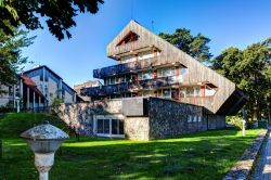 Una tradizionale casa lituana in legno nella campagna di Juodkranté - © Yevgen Belich / Shutterstock.com