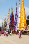 La tradizionale cerimonia di Salak Yom a Lamphun, Thailandia. Ogni anno questo evento della durata di tre giorni si svolge a Wat Prathat Hariphunchai e in alcuni templi nelle vicinanze della ...