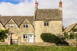 Tradizionale cottage in pietra a Bibury, Inghilterra - Composto solo da un pianterreno e al massimo da un primo piano, questo tipico edificio inglese si trova in ambienti rurali o di periferia ...