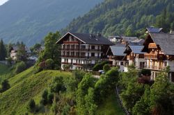 Tradizionale edilizia residenziale in legno nel borgo di Morzine, Francia.

