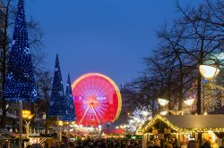 Il tradizionale mercatino di Natale con la ruota panoramica illuminata a Duisburg, Germania - © T.W. van Urk / Shutterstock.com