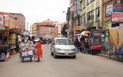 Un tradizionale mercato di strada a El Alto, Bolivia, Sud America. Qui si possono acquistare tutte le varietà di prodotti: dai generi alimentari all'abbigliamento sino ai piccoli ...