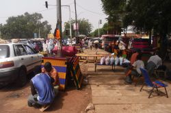 Un tradizionale mercato di strada nella città di Niamey, Niger - © StreetVJ / Shutterstock.com