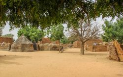 Un tradizionale villaggio nei pressi di Niamey, Niger, Africa. Le capanne sono costruite con argilla e paglia - © buraktumler / Shutterstock.com