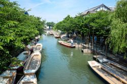 Tradizionali barche a pedali parcheggiate al pontile di Yanagawa, Fukuoka, Giappone.
