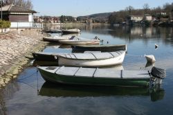 Tradizionali barche da pesca ormeggiate sulle sponde del fiume Ticino a Sesto Calende, provincia di Varese (Lombardia).



