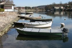 Tradizionali barche da pesca ormeggiate sulle sponde del fiume Ticino a Sesto Calende, provincia di Varese (Lombardia).



