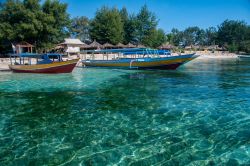 Tradizionali barche per turisti ormeggiate sulla spiaggia di Gili Air, Indonesia.

