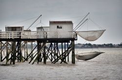 Tradizionali capanne dei pescatori su palafitte sul lungomare di Fouras, Francia.




