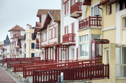 Tradizionali case a graticcio bianche e rosse a Saint-Jean-de-Luz, Francia.

