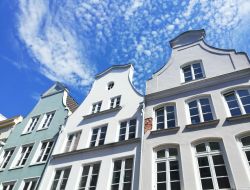 Tradizionali case affacciate in una strada della città di Lubecca in una giornata con il cielo blu, Germania - © Virginie Boutin / Shutterstock.com