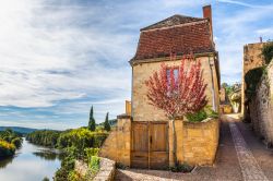 Tradizionali case affacciate sul fiume Dordogna nel villaggio di Beynac-et-Cazenac, Francia.
